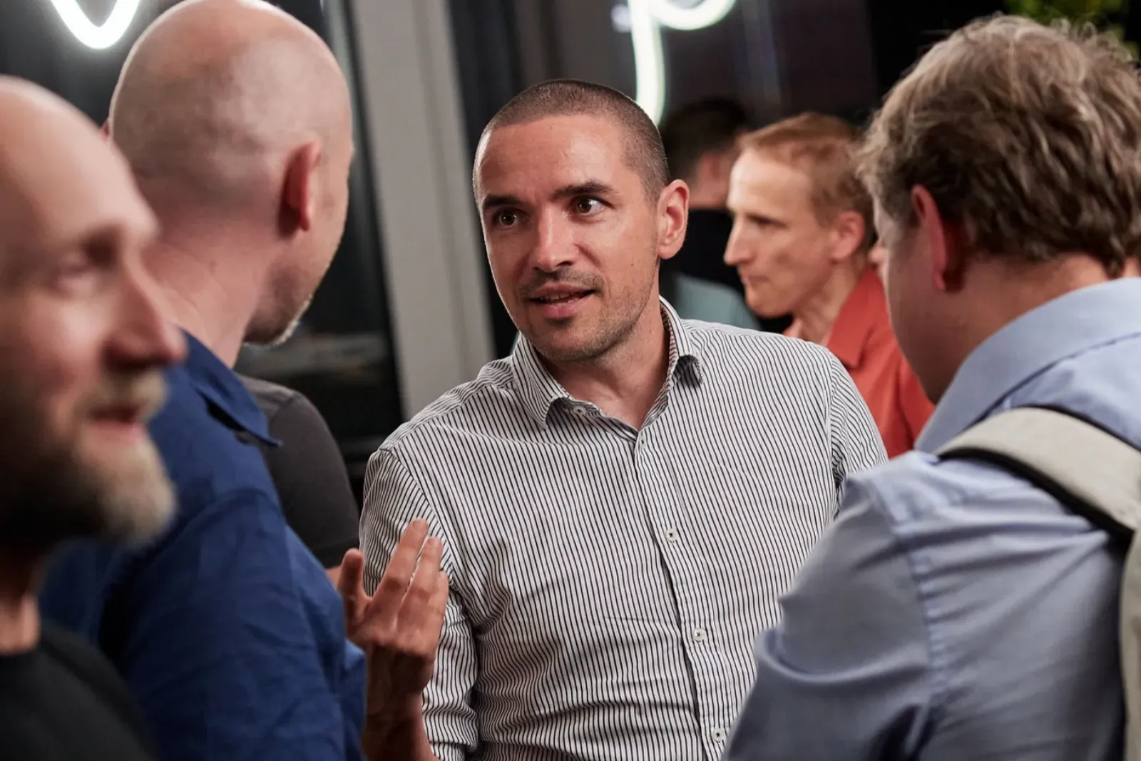 Engineering manažeři diskutují případ na setkání ELC
