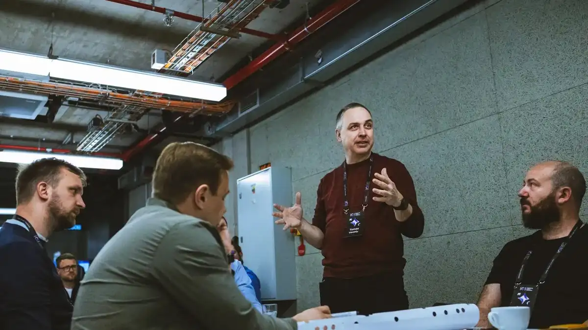 Facilitátor pracuje s malou skupinou engineering manažerů na ELC session