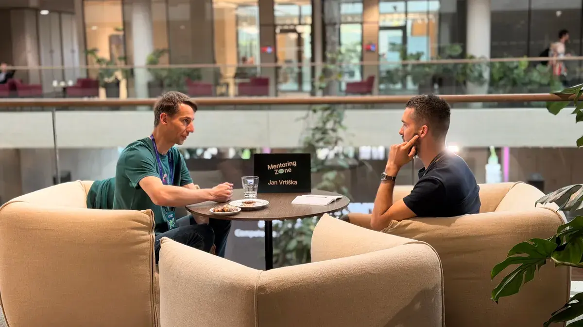 Jan Vrtiška in a one-on-one community mentoring session at an ELC event